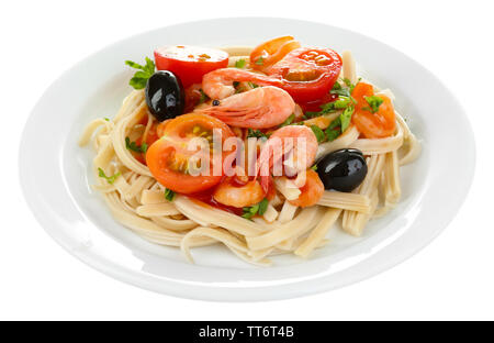 Pâtes aux crevettes, olives noires et tomates isolated on white Banque D'Images