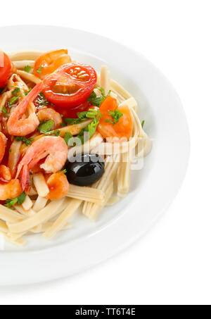 Pâtes aux crevettes, olives noires et tomates isolated on white Banque D'Images