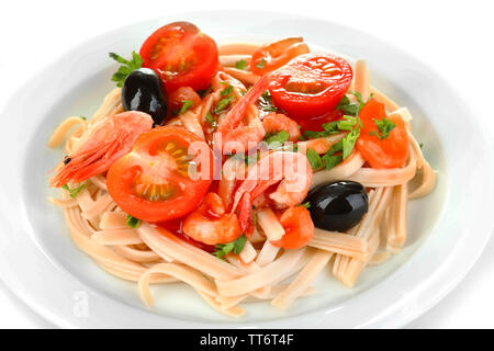 Pâtes aux crevettes, olives noires et tomates isolated on white Banque D'Images