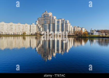 Minsk, Belarus - 16 novembre 2018 : Quai de rivière Svisloch avec Île de courage et de tristesse ou Slyoz Ostrov. Centre historique de Minsk. Belaru Banque D'Images