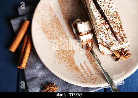 Tiramisu savoureux gâteau sur une assiette, Close up Banque D'Images