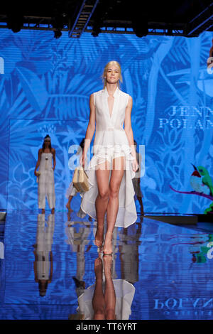 MIAMI, FLORIDE du 29 mai au 2 juin. A model durant la Semaine de mode de Miami 2019 -Piste de palais de glace à Miami, en Floride. Banque D'Images