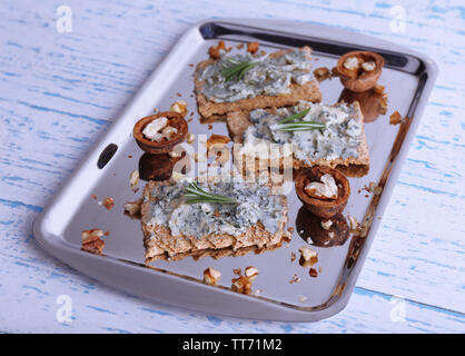 Croustillant de fromage bleu et branches de romarin sur le plateau métallique et la couleur de fond de table en bois Banque D'Images