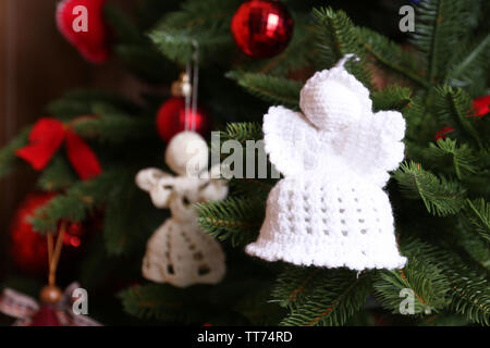 Les anges de Noël et autres décorations on Christmas Tree background, close-up Banque D'Images