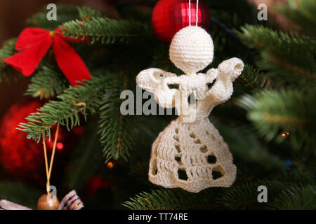 Les anges de Noël et autres décorations on Christmas Tree background, close-up Banque D'Images
