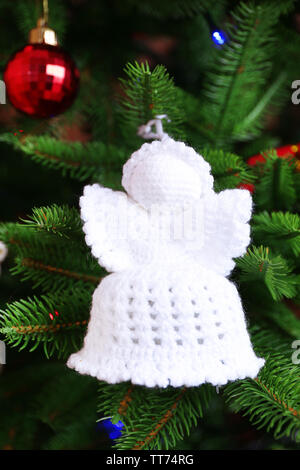 Les anges de Noël et autres décorations on Christmas Tree background, close-up Banque D'Images