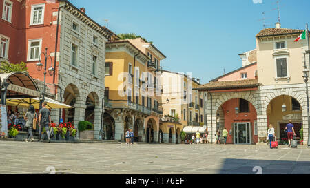 Piazza malvezzi Desenzano del Garda Italie journée avec des gens qui marchent à travers Banque D'Images