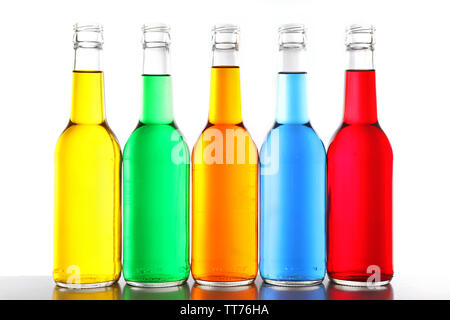 Les boissons alcoolisées colorées en bouteilles de verre isolé sur blanc Banque D'Images
