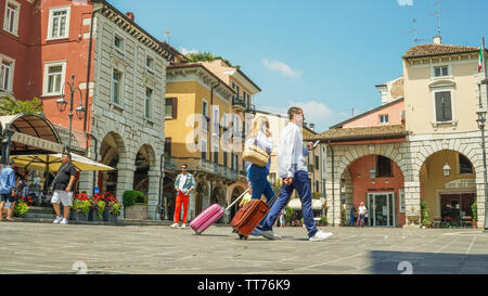 Piazza malvezzi Desenzano del Garda Italie journée avec des gens qui marchent à travers Banque D'Images