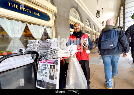 Londres, Angleterre, Royaume-Uni. Journal Evening Standard 'seller' (papier libre) dans Piccadilly par l'Hôtel Ritz Banque D'Images