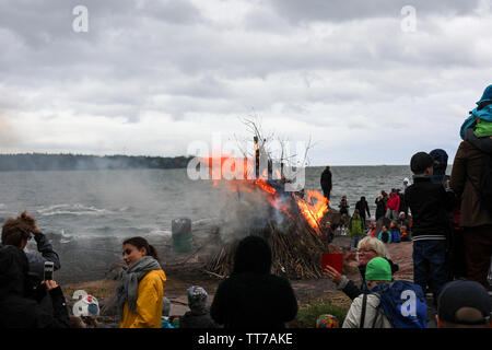 Feu de joie traditionnel au milieu de l'été au bord de la mer dans le quartier de Lauttasaari à Helsinki, en Finlande Banque D'Images