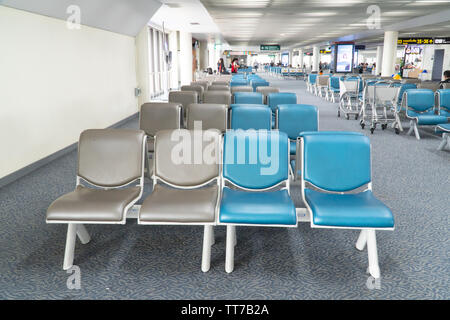 Rangées de chaise vide dans l'Aéroport International de Don Mueang de Bangkok, président d'attente pour les passagers dans l'aéroport Banque D'Images