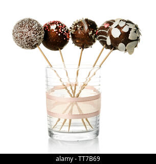 Délicieux cake pops en verre, isolated on white Banque D'Images