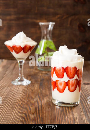 Panna cotta aux fraises avec de l'eau detox Banque D'Images