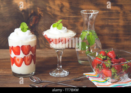 Panna cotta aux fraises avec de l'eau detox Banque D'Images