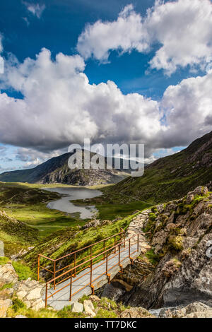 Le CWM Idwal vers l'Ogwen Valley et Pen An Wen Ole en Galles, UK. Banque D'Images