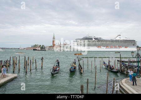 Italie, Vénétie, Venise - MSC Croisières Riviera quitter Venise à Bacino San Marco, bloquant la vue magnifique de San Giorgio Maggiore (26 mai 2019) Banque D'Images