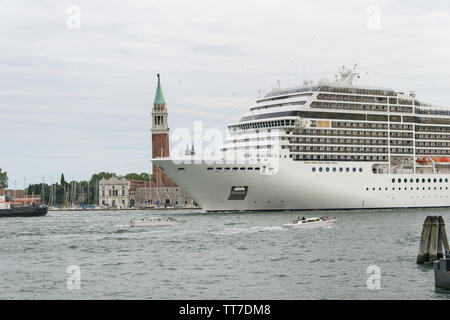 Italie, Vénétie, Venise - navire de croisière MSC Magnifica quitter Venise à Bacino San Marco, bloquant la vue de San Giorgio Maggiore (26 mai 2019) Banque D'Images