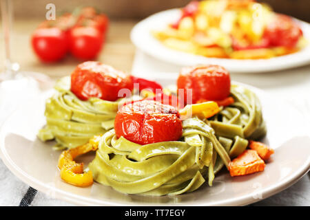 Deux sortes de pâtes avec du poivre, les carottes et les tomates sur le fond de la table en bois Banque D'Images