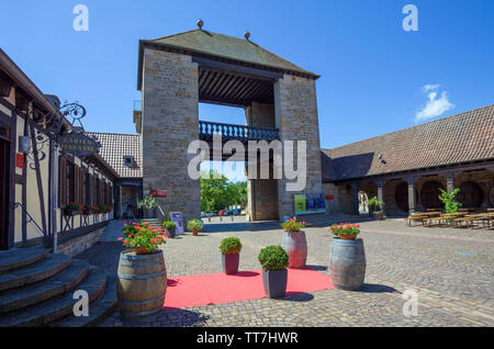 La porte du vin allemand (allemand : Deutsches Weintor), marque le début de la Route des Vins allemande, Schweigen-Rechtenbach, Rhénanie-Palatinat, Allemagne Banque D'Images