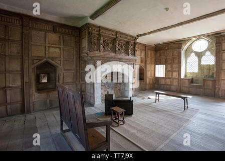 Chambre lambrissée n le bloc solaire au Château Stokesay, Craven Arms, Shropshire, Angleterre. Banque D'Images