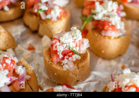 Bruschetta Bruschetta maison.est un plat de démarreur (antipasto) d'Italie composé de pain grillé frotté à l'ail et l'huile d'olive avec un Banque D'Images