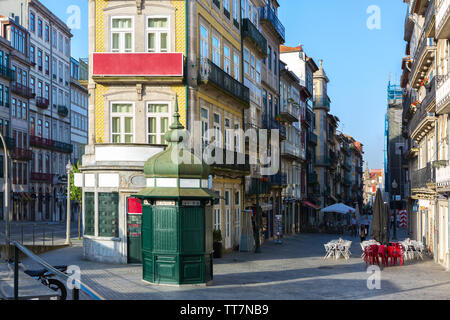 Une rue de la vieille ville de Porto (Porto Ribeira), au Portugal. Banque D'Images