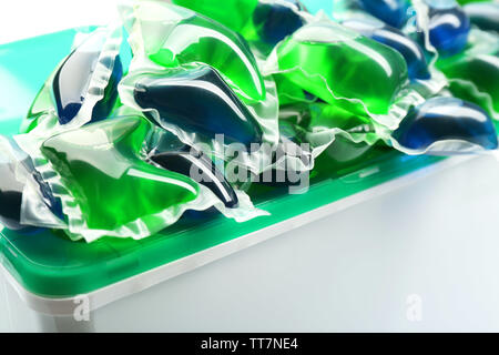 Les capsules de gel avec lessive à la case close up Banque D'Images