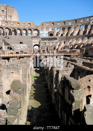 Vue de l'INTÉRIEUR DU COLISÉE MONTRANT LES SOUTERRAINS BEANEATH LE SOL DE LE COLISÉE , ROME, ITALIE. Banque D'Images