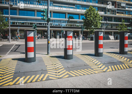 Berlin, Allemagne - juin 2019 : anti terreur truck stop trottoir sur la protection par des barricades comme suite à l'attaque de décembre 2016 Banque D'Images