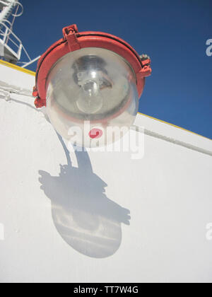 Une lumière sur le ferry de Naples à Capri, Amalfi, côte amalfitaine, en Italie. Banque D'Images