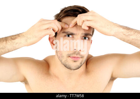 Beau jeune homme serrant pimple isolated on white Banque D'Images