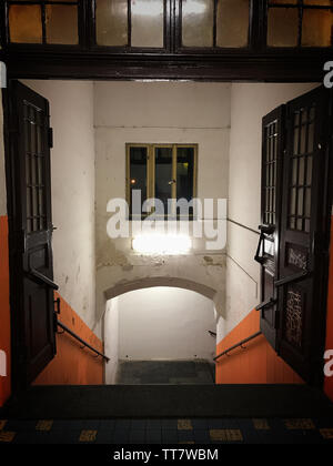 En passant par le tunnel à la plate-forme de l'ancienne gare ferroviaire. L'éclairage d'escalier avec corridor dans l'ancien bâtiment de nuit. Banque D'Images