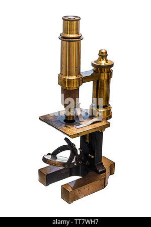 Vintage microscope en laiton isolé sur fond blanc. Un microscope monoculaire du 19ème siècle. Banque D'Images