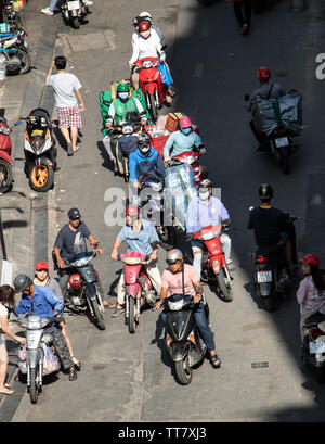 SAIGON, Vietnam, DEC 13 2017, le trafic dans les rues de la ville de Saigon. La vie au centre de Ho Chi Minh ville, vue d'en haut. Banque D'Images