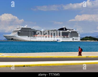 Bateau de croisière MSC Magnifica,,Port de Corfou, Corfou, îles Ioniennes, Grèce Grec Banque D'Images