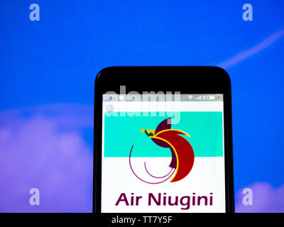 Sur cette photo, l'illustration du logo d'Air Niugini est vu affichée sur un smartphone Banque D'Images