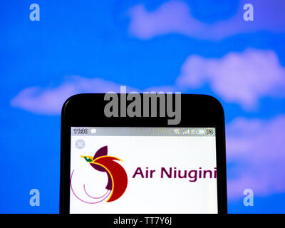Sur cette photo, l'illustration du logo d'Air Niugini est vu affichée sur un smartphone Banque D'Images