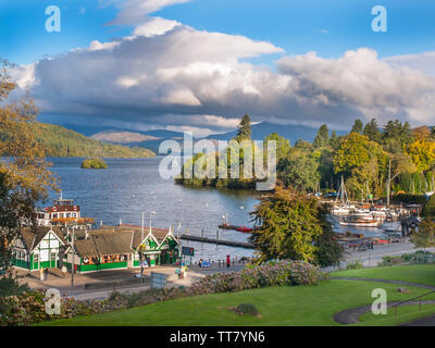 Dans Bowness-on-Windermere à sur le lac Windermere et montrant les phases d'atterrissage et ticket offices des bateaux touristiques populaires. Banque D'Images