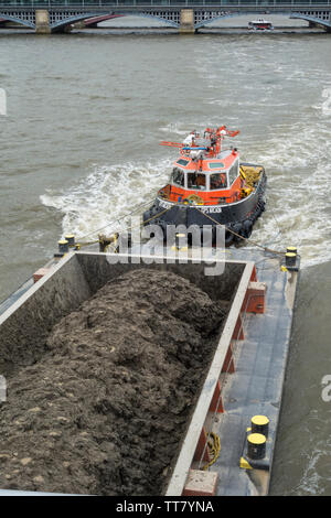 Arcadia remorqueur GPS barges marines tirant le long de la Tamise à Londres, Royaume-Uni Banque D'Images