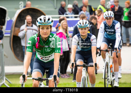 Carmarthen, pays de Galles, Royaume-Uni. 15 juin 2019. Lizzie Deignan dirige l'équipe d'Trek-Segafredo avant le début de la phase 6 de l'énergie tournée OVO femmes Crédit : Gruffydd Ll. Crédit : Thomas Gruffydd Thomas/Alamy Live News Banque D'Images