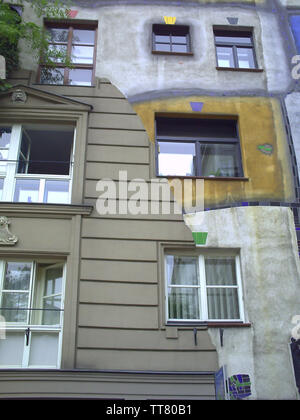 Maison Hundertwasser à Vienne Autriche - architecture moderne. A été construit après l'idée et concept l'artiste autrichien Friedensreich Hundertwasser. Banque D'Images