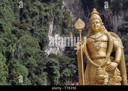 Statue en or dans les grottes de Batu. Grottes de Batu est une colline calcaire qui dispose d'une série de grottes et de temples de caverne, Gombak Selangor, Malaisie. Banque D'Images
