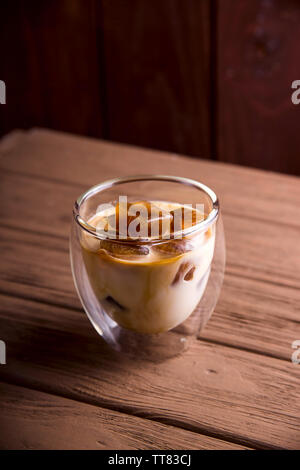 Cubes de café au lait glacé dans un bâtiment moderne en verre avec double vitrage. Close up Banque D'Images
