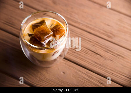 Cubes de café au lait glacé dans un bâtiment moderne en verre avec double vitrage. Vue de dessus, copiez l'espace, place pour le texte Banque D'Images