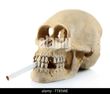 Les fumeurs de cigarettes avec scull dans sa bouche, isolated on white Banque D'Images