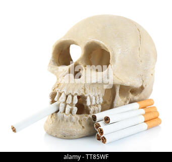 Les fumeurs de cigarettes avec scull dans sa bouche, isolated on white Banque D'Images