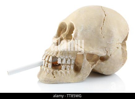 Les fumeurs de cigarettes avec scull dans sa bouche, isolated on white Banque D'Images