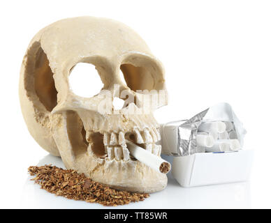 Les fumeurs de cigarettes avec scull dans sa bouche, isolated on white Banque D'Images