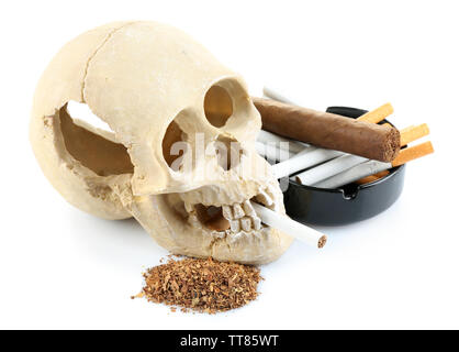 Les fumeurs de cigarettes avec scull dans sa bouche, isolated on white Banque D'Images